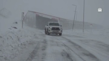Van-Bahçesaray yolunda kar nedeniyle araçlar yolda kaldı!