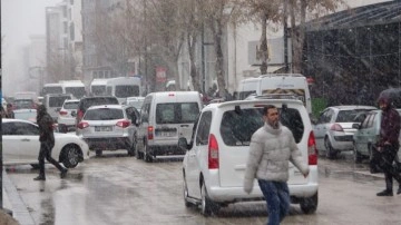 Van’da yoğun kar yağışı vatandaşlara zor anlar yaşattı