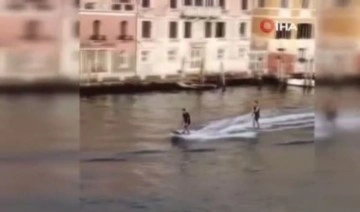 Venedik’teki Büyük Kanal’da iki kişi sörf yaptı