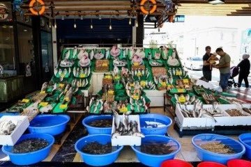 "Vira Bismillah" diyen balıkçılar, tezgahları şenlendirdi! İşte sezonun ilk fiyatları