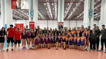 Voleybol Türkiye Şampiyonası midi kızlarda birincilik VakıfBank'ın