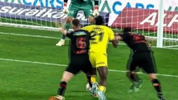 Yabancı VAR hakemi devreye girdi Fenerbahçe penaltı kazandı!