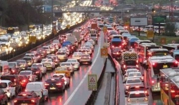 Yağış İstanbul'da trafiği kilitledi!