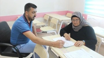 Yalova'da 66 yaşındaki yaşlı kadın mesajlaşmak için okuma yazma öğreniyor