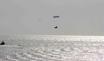 Yamaç paraşütü kapanan pilot 200 metreden denize indi