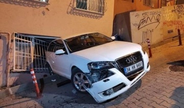 Yer: Beşiktaş... Yokuş çıkarken kayan otomobil, bina duvarına çarptı