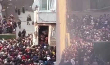Yer İstanbul'un göbeği! Ramazan öncesi cemaat derneği önünde 'kumanya' izdihamı...