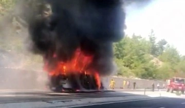 Yolcu otobüsü alev alev yandı: Şoför yolcuları tahliye etti