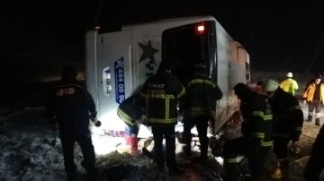 Yolcu otobüsü devrildi, muavin öldü 13 kişi yaralandı