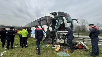 Yolcu otobüsü refüje çarptı: 9 kişi yaralandı!
