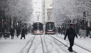 Yollar beyaza büründü... Eskişehir'de kent merkezine mevsimin ilk karı yağdı
