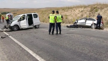 Yozgat’ta trafik kazası iki araç kafa kafaya çarpıştı: 2 ölü, 4 yaralı