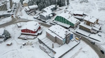 Yüksekova'da 4 metrelik kar tünellerinde çalışma