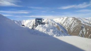 Yüksekova’nın dağlarında karla mücadele çalışması başladı
