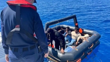 Yunan mezalimi! İzmir açıklarında 10 düzensiz göçmen kurtarıldı