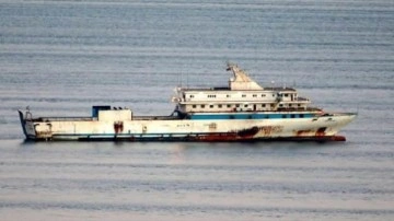Yunan unsurlar tarafından ateş açılan gemi Çanakkale Boğazı'nda demirledi