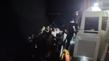 Yunan'ın ölüme terk ettiği lastik bottaki 49 kaçak göçmen kurtarıldı
