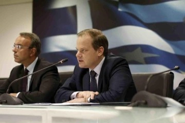 Yunanistan'daki tren kazasının ardından Altyapı ve Ulaştırma Bakanı Karamanlis istifa etti