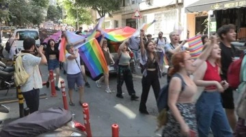 Yürüyüş yapmayı planlayan LGBT'liler Taksim'de toplanmaya başladı