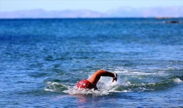 Yüzücü Alper Sunaçoğlu, Gaziler Günü'nde Gökçeada'ya 8 saat 14 dakikada yüzdü