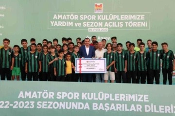 Zeytinburnu Belediyesi'nden amatör futbol kulüplerine destek