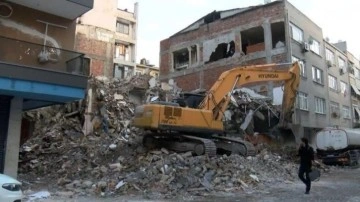 Zeytinburnu’nda bina yıkıldı, yan apartman duvarsız kaldı