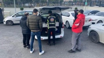 Zeytinburnu’nda caddeye para saçan şahıslara ceza yağdı