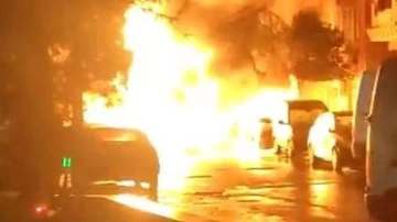 Zeytinburnu'nda doğalgaz borusu patladı! 3 araç yandı
