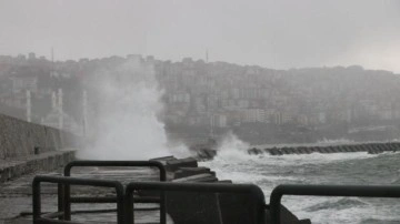 Zonguldak’ta kuvvetli rüzgar: Dalgaların boyu 7 metreyi aştı!
