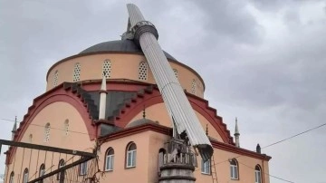 Zonguldak’ta şiddetli rüzgardan caminin minaresi yıkıldı